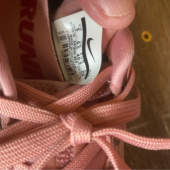 Tennis shoes - Picture 5 of 7